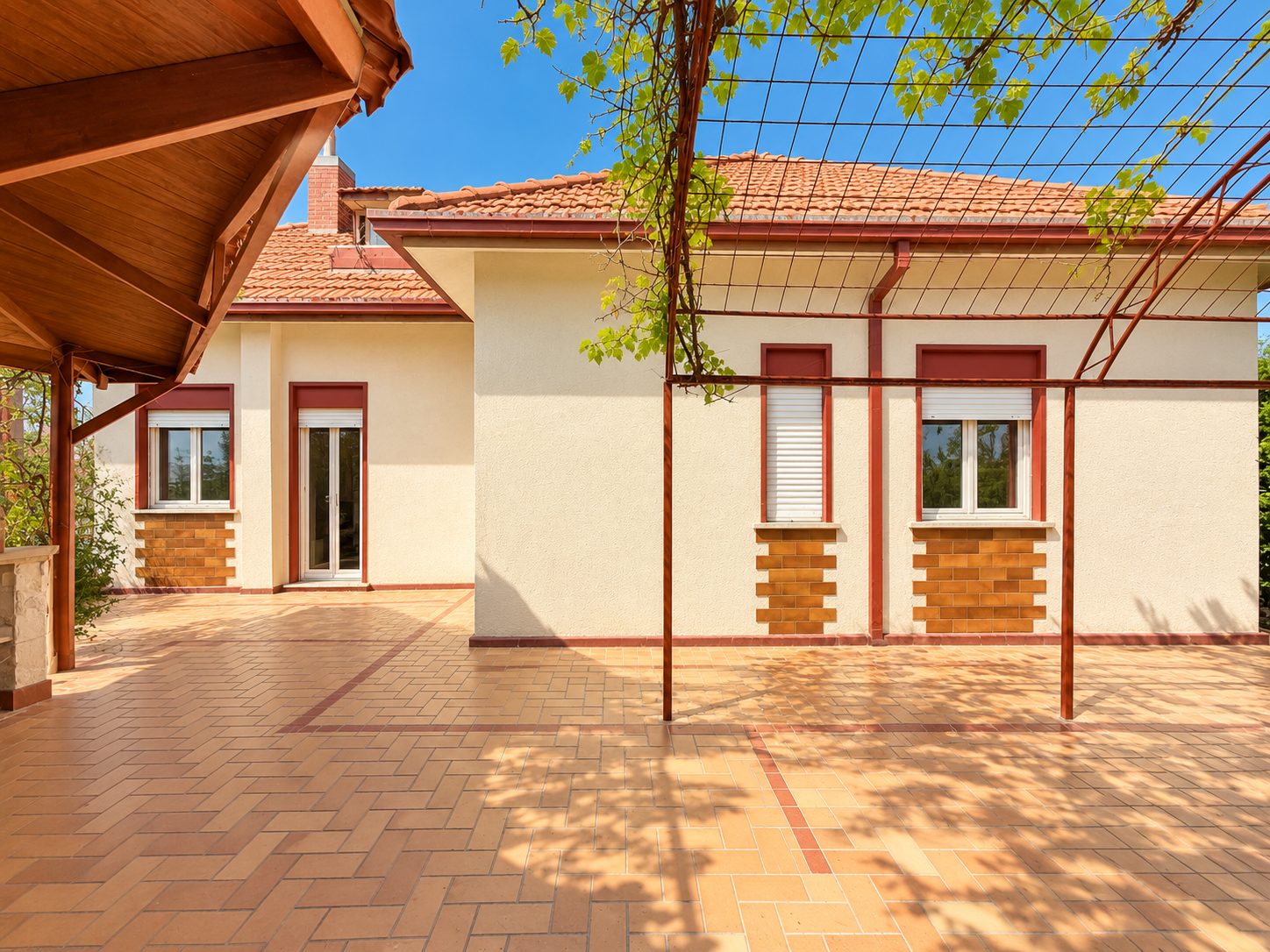 Villa unifamiliare con ampia corte e piscina